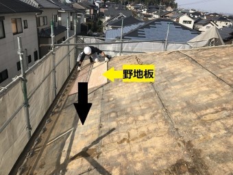 伊賀市 野地板張り作業中の写真