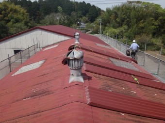 伊賀市工場金属ルーフ荷揚げ