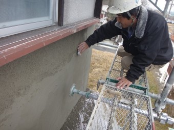 名張市 モルタル壁 搔き落とし作業