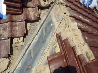 名張市 谷板金雨漏り取り替え前