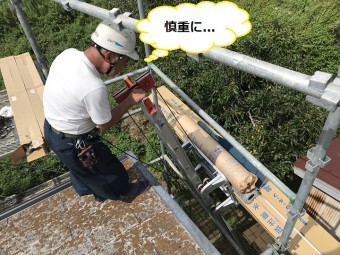 名張市 屋根材運びの様子(職人あり)
