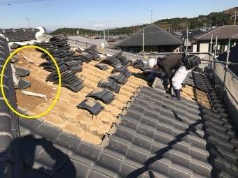 伊賀市 葺き土が濡れている写真