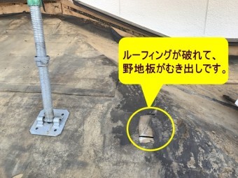 伊賀市 下屋根のルーフィングが破れている写真
