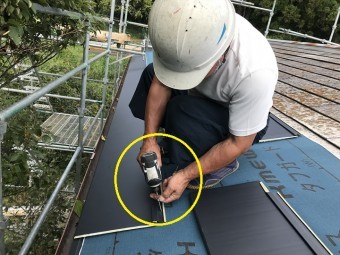 名張市 横暖シート葺き作業タッカー打ち