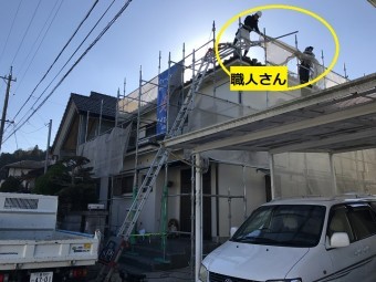 伊賀市 雨漏り補修作業をする2人の職人
