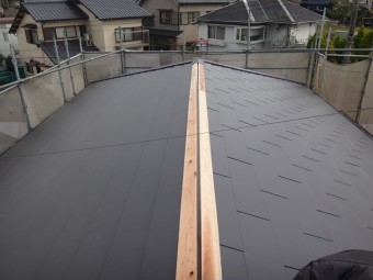名張市金属瓦カバー工法棟貫下地