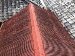 錆びたトタン屋根
