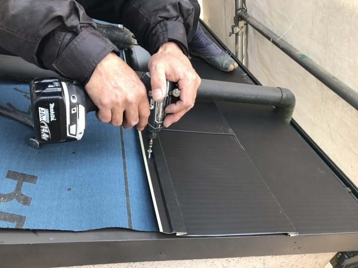 伊賀市 ルーフィングと金属屋根の取り付け
