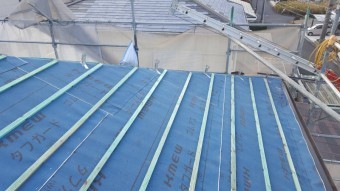 伊賀市 徳永邸大屋根横桟木及び棟金具設置写真