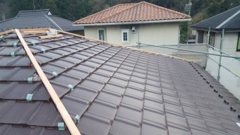 伊賀市 徳永邸大屋根陶器瓦葺き及び棟桟木設置写真
