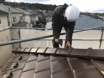 伊賀市 徳永邸大屋根棟瓦釘ビス打ち写真