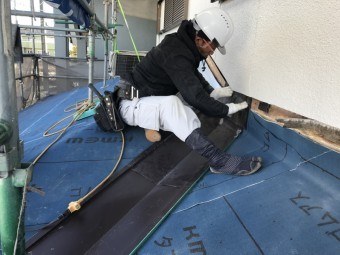 伊賀市 徳永邸下屋根谷樋設置写真