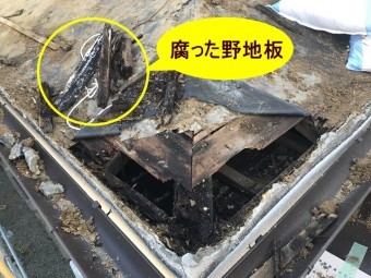 伊賀市 下屋根・腐った野地板の説明写真