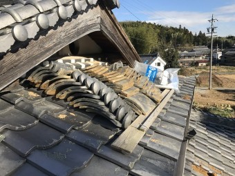 伊賀市 下屋根 雨漏り修理開始
