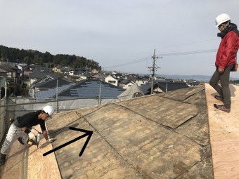 伊賀市 野地板張り進行方向を示す写真