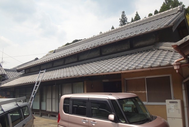 伊賀市で設置して２５年が経つ塩化ビニール製の雨樋の劣化状況を調査しました