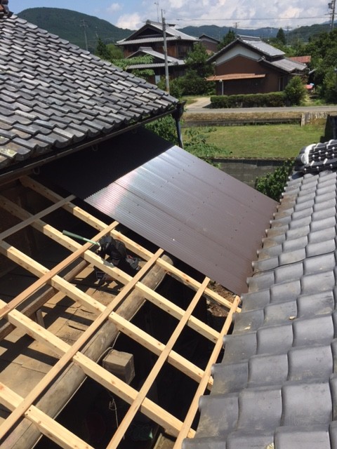 波トタン張り始めの屋根