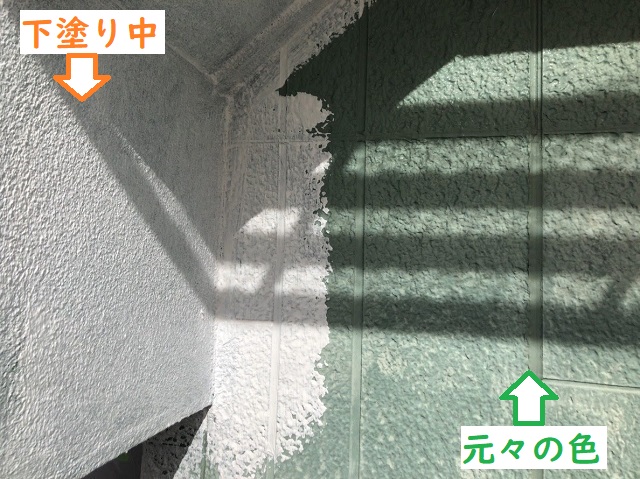 外壁の下塗り作業