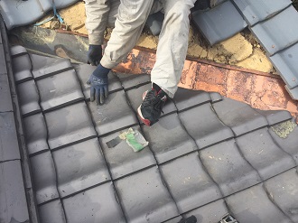 瓦を戻す復旧作業