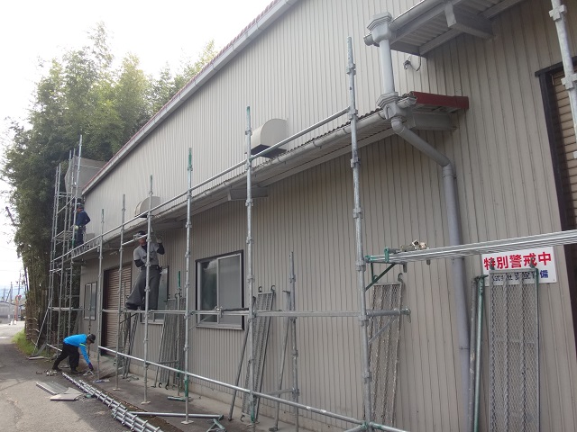 伊賀市の工場で金属瓦カバー工法屋根雨漏り改修工事着工しました
