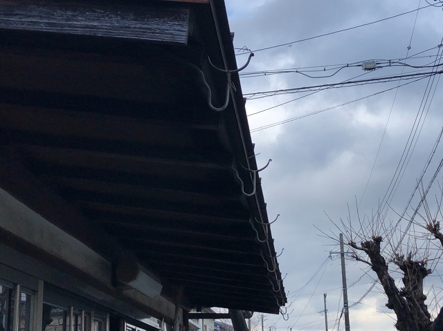 三重県名張市で劣化した雨どいを交換しました