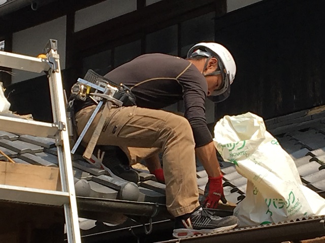 瓦撤去作業中の職人