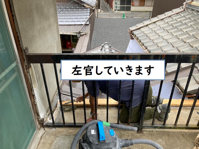 左官補修の作業中