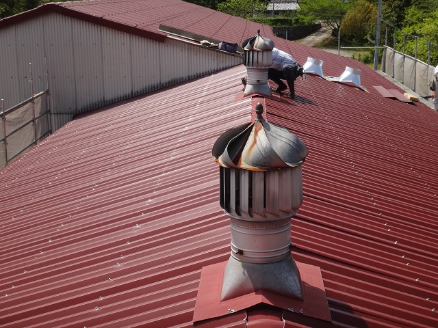 三重県伊賀市　工場屋根金属ルーフカバー工法で屋根上換気扇取付
