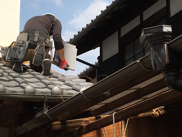 袖瓦復旧中の屋根