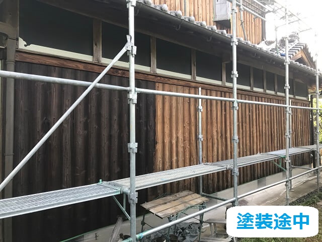 杉板外壁の塗装途中