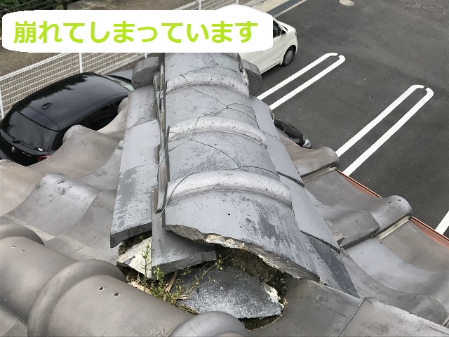 崩れた瓦屋根の隅棟