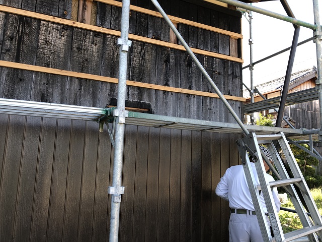 外壁トタン張りの施工中