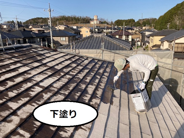 屋根の下塗り作業