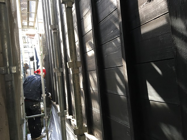 黒く仕上がった外壁