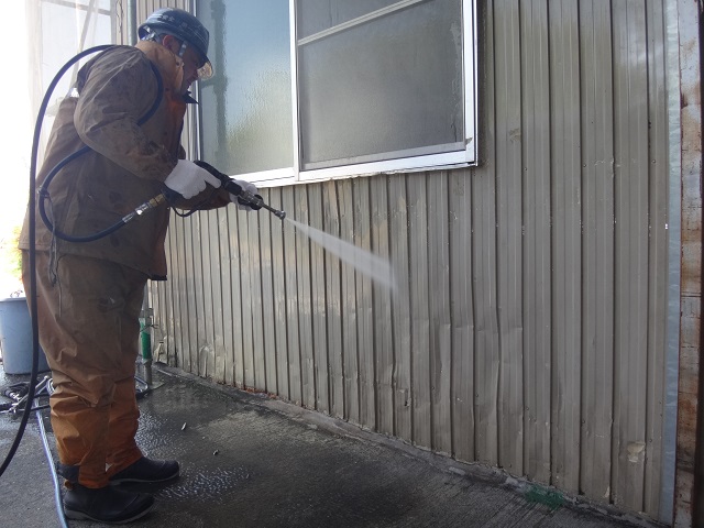 三重県伊賀市で工場の外壁を高圧洗浄