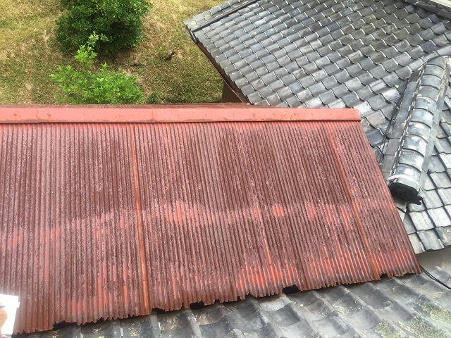 錆びたトタン屋根