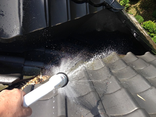 谷部へ散水する検査